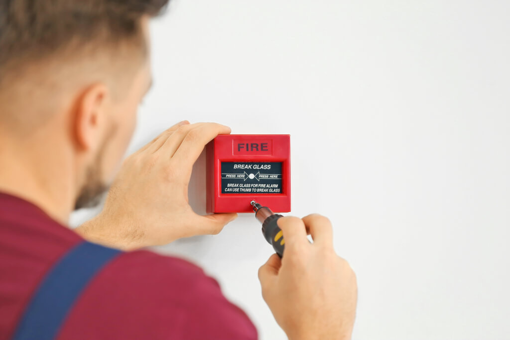 Resetting a red manual call point 